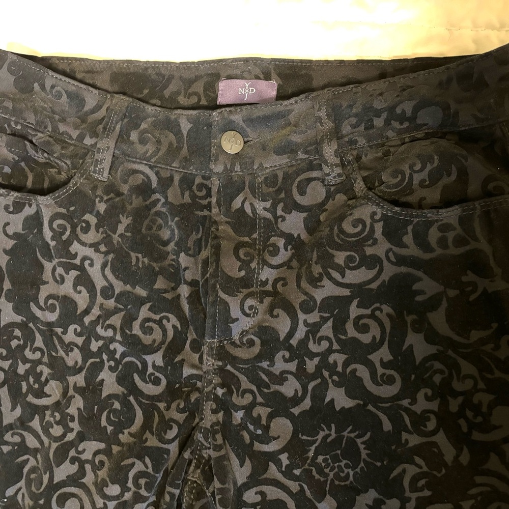 NYDJ medium black velvet sz 8 pants denim jeans subtle velvet print Lift Tuck